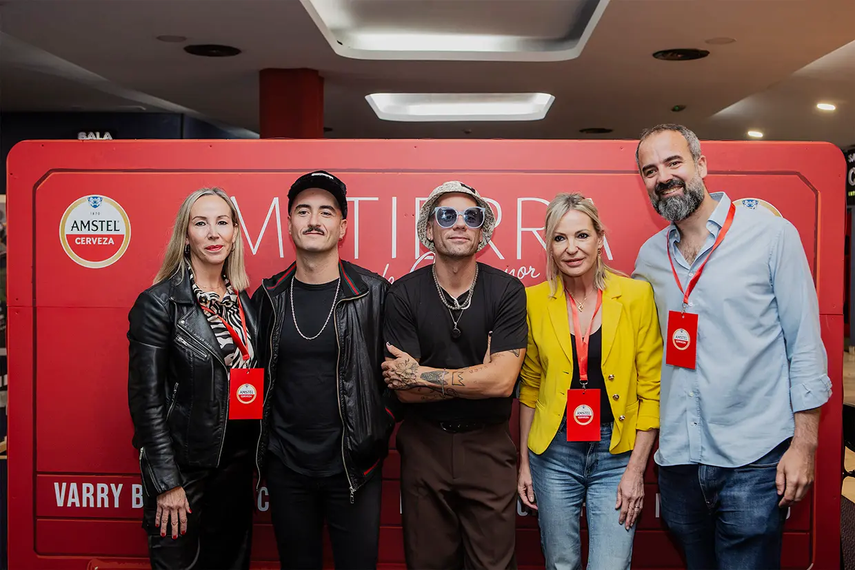 Amparo Ferri junto a su hermana Eva Ferri y a otros profesionales