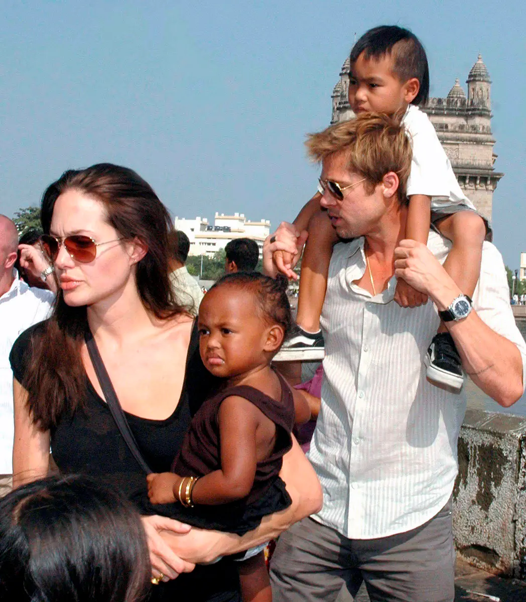 Angelina Jolie y Brad Pitt en una foto retrospectiva con sus hijos Zahara y Maddox.