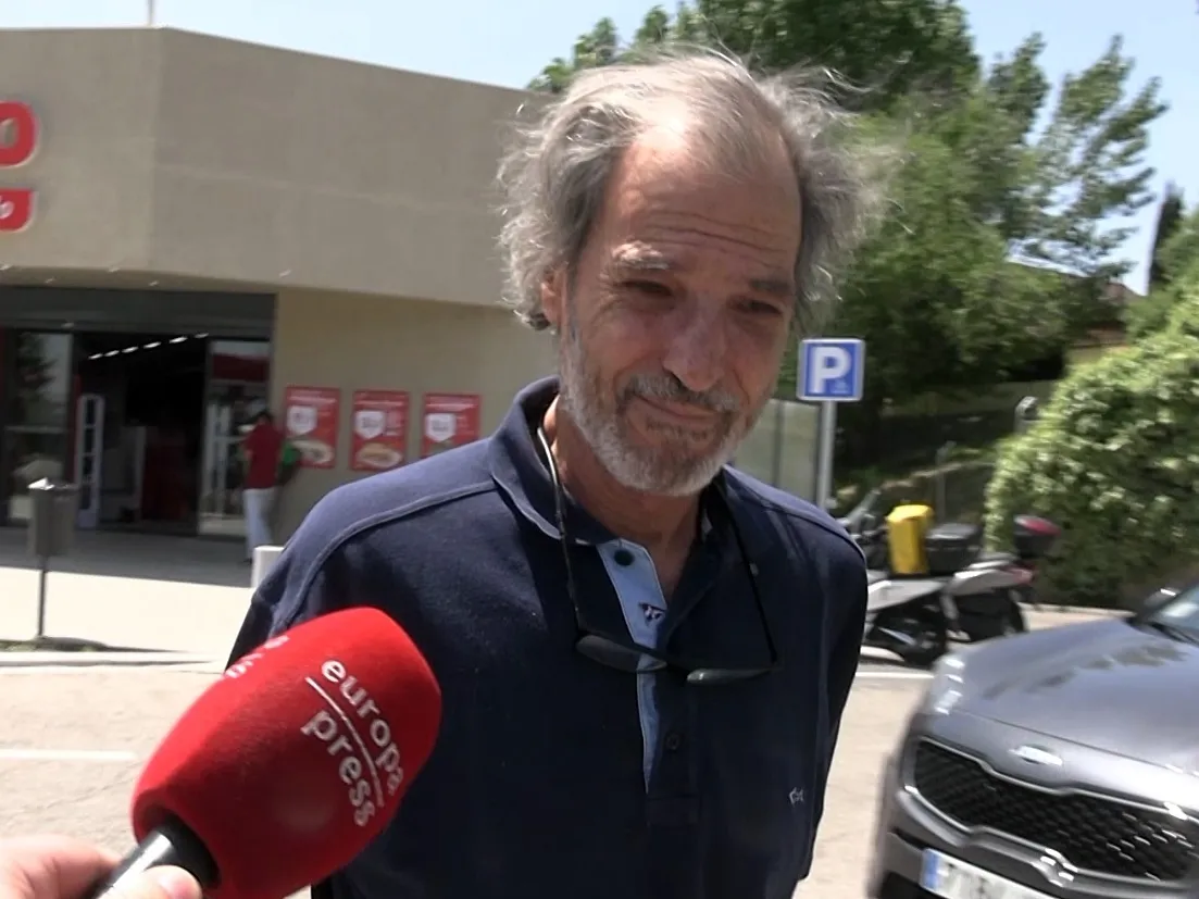 Javier García Obregón, hablando con la prensa.
