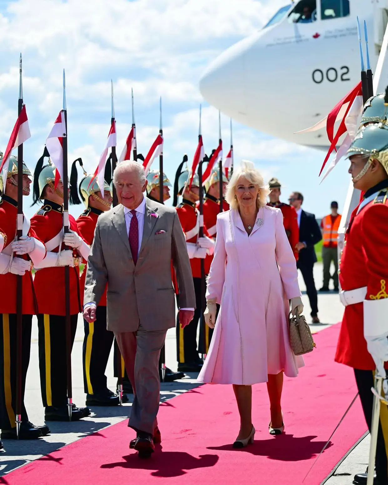 Carlos III y Camilla Parker Bowles a su llegada a Canadá
