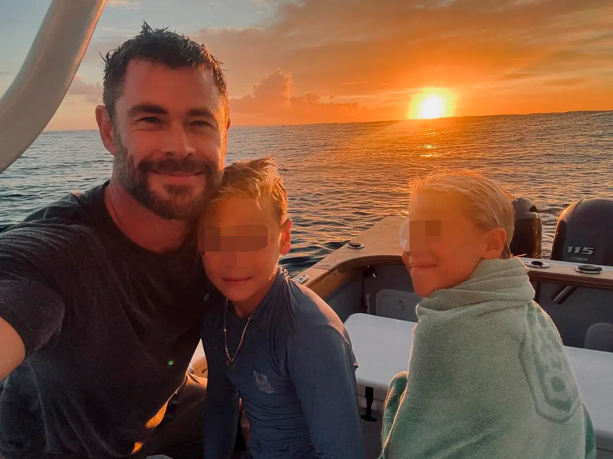 Chris Hemsworth con sus hijos en las islas Fiji