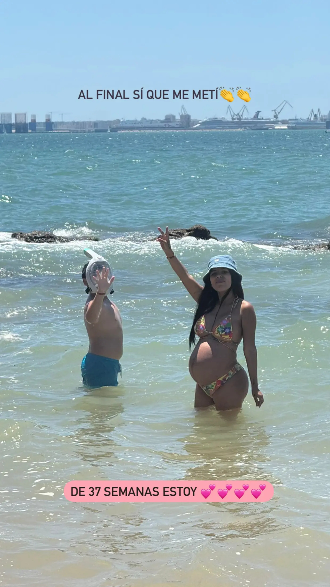 Isa Pantoja con su hijo Albertito en la playa.