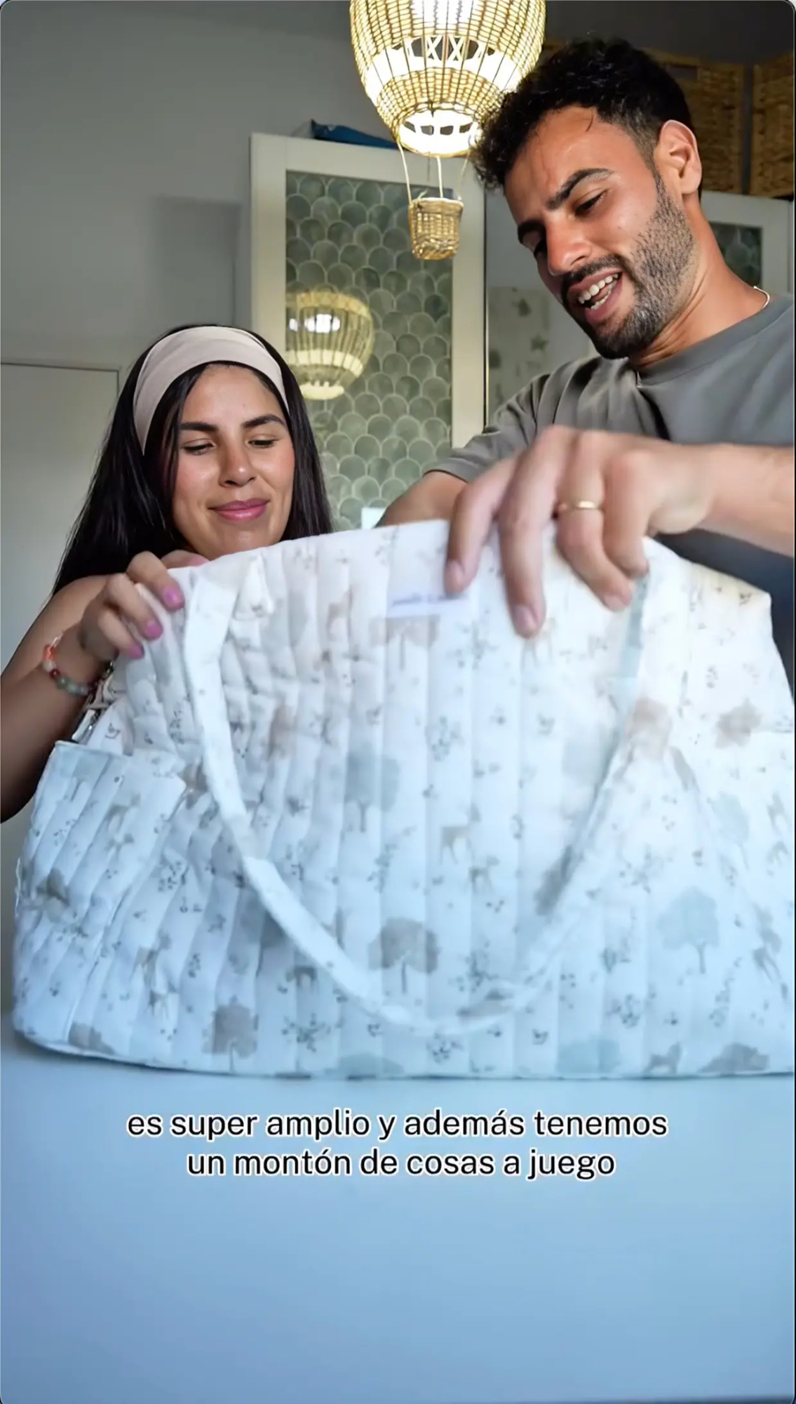 Isa Pantoja y Asraf Beno preparando la canastilla para su bebé.