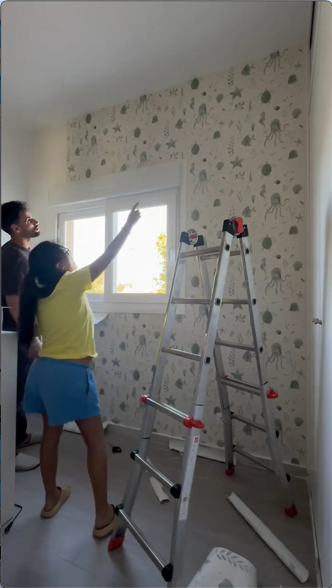 Isa Pantoja y Asraf Beno preparando la habitación de su bebé.