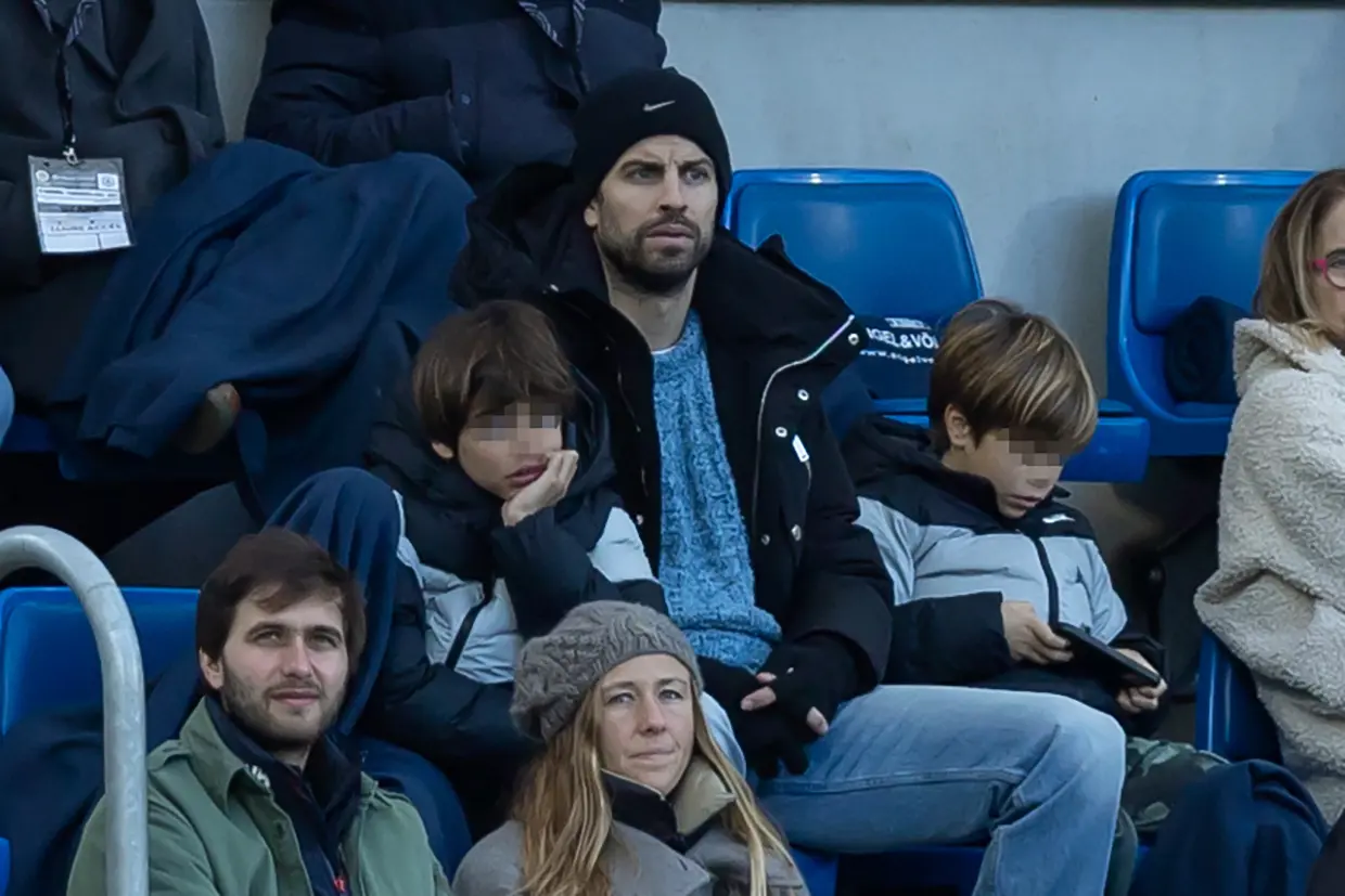 Gerard Piqué viendo futbol con sus hijos Milan y Sasha.