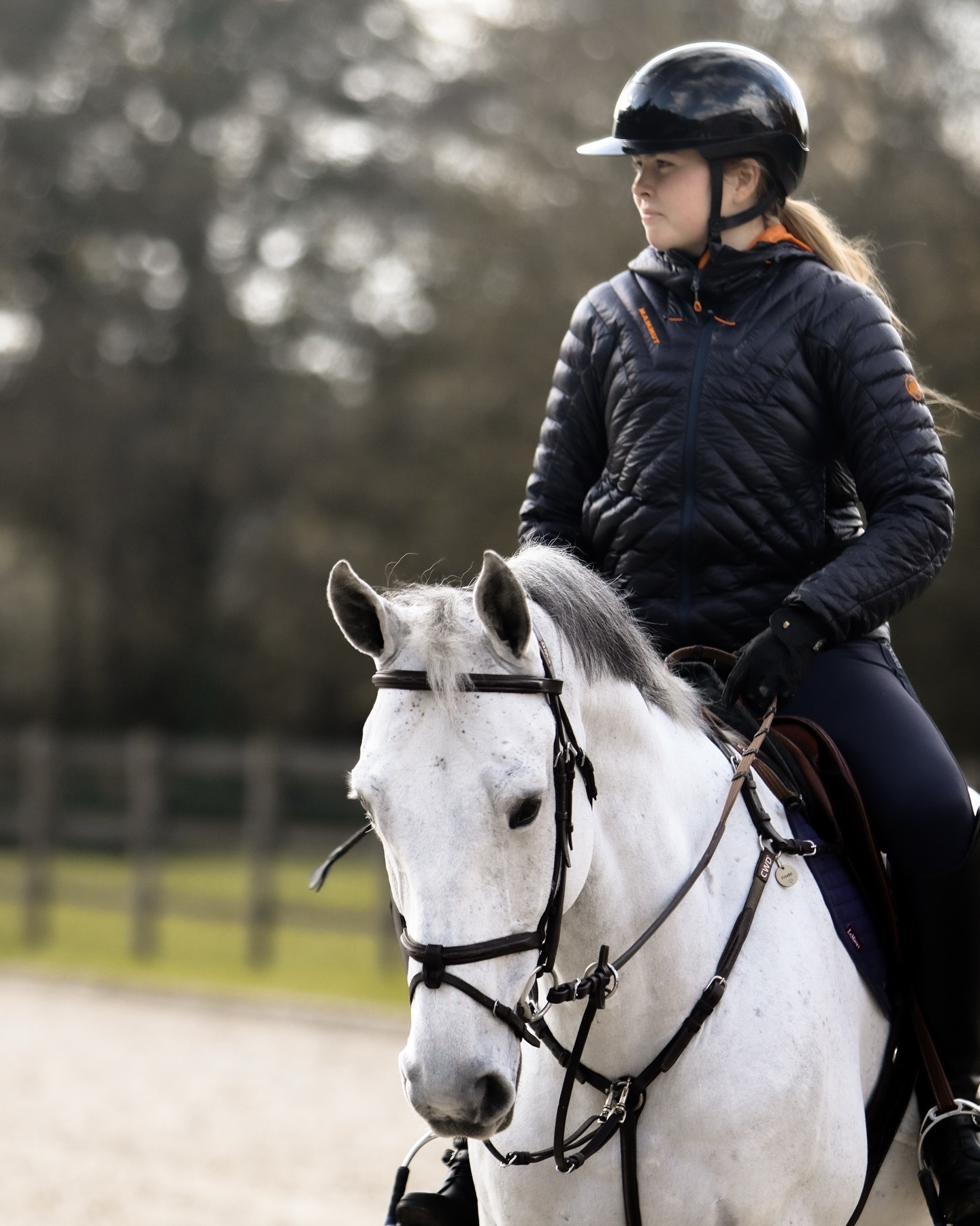 Amalia de Holanda, a caballo.