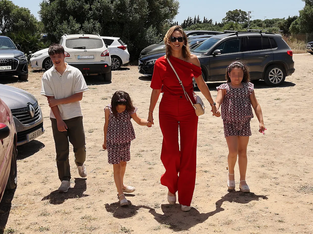 Irene Rosales, de 33 años, con Francisco y sus hijas, Ana y Carlota.