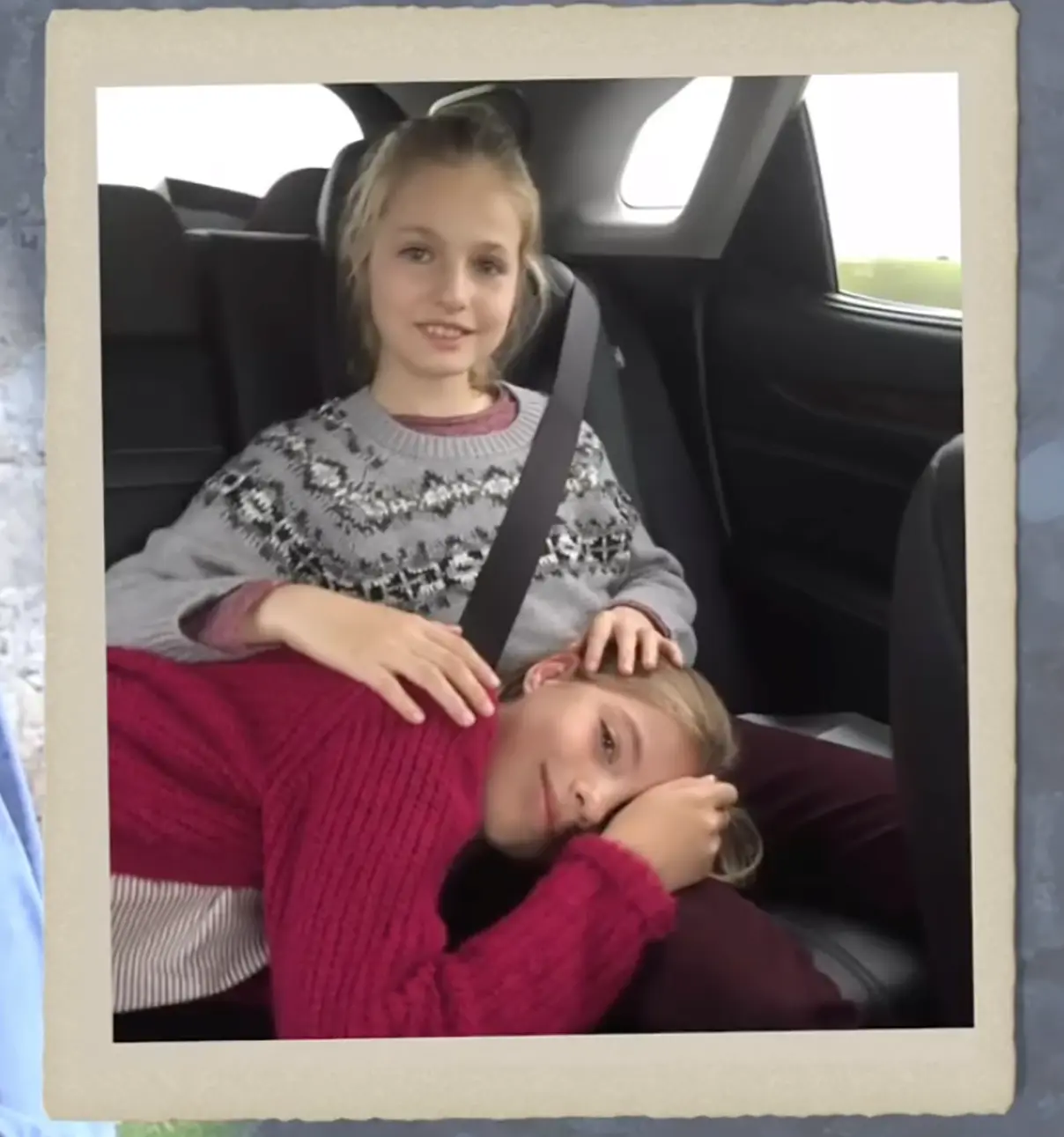 Princesa Leonor y su hermana Sofía en un coche.