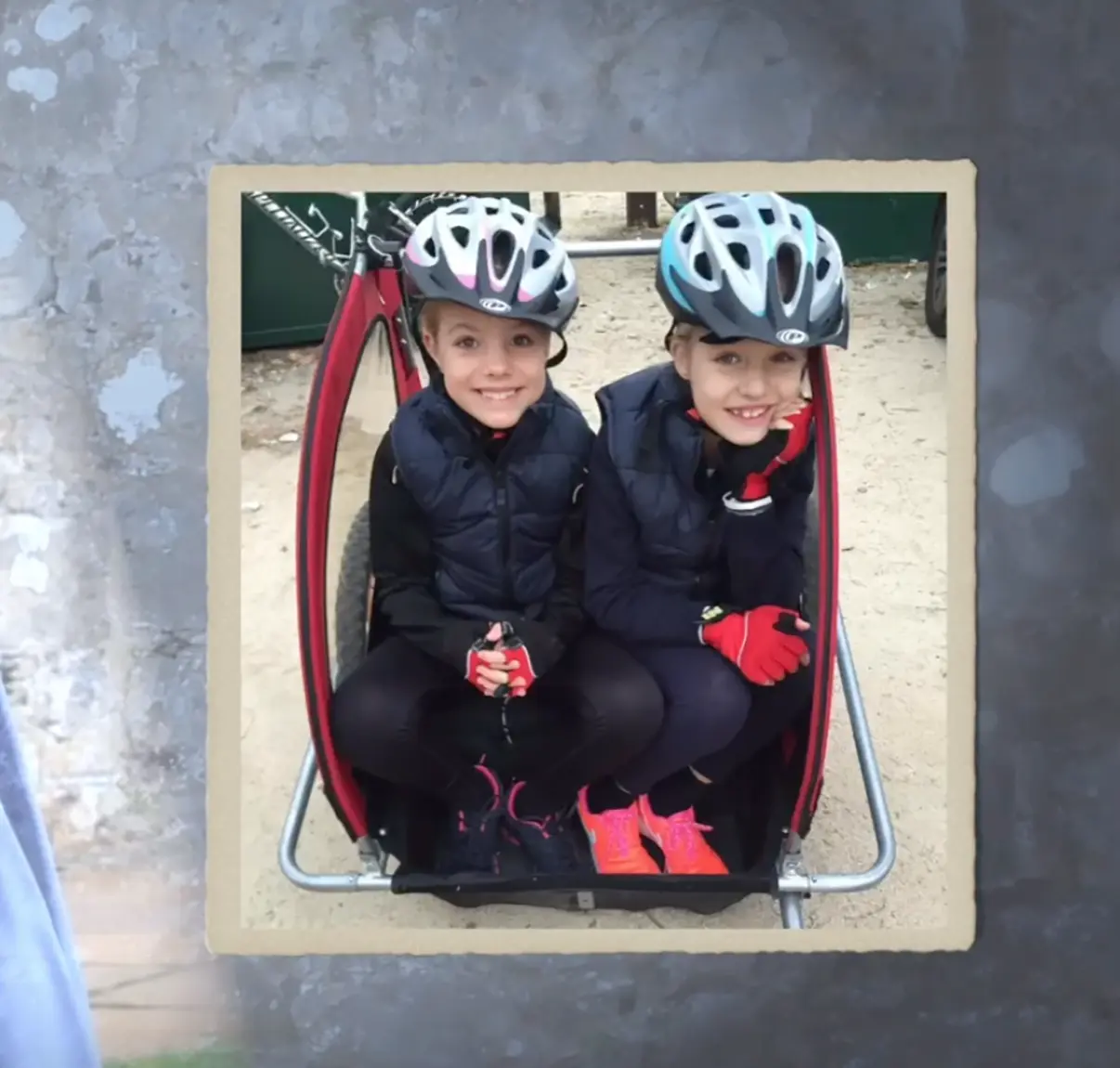 La Princesa Leonor y la infanta Sofía en un cesto de transporte para bicicletas.