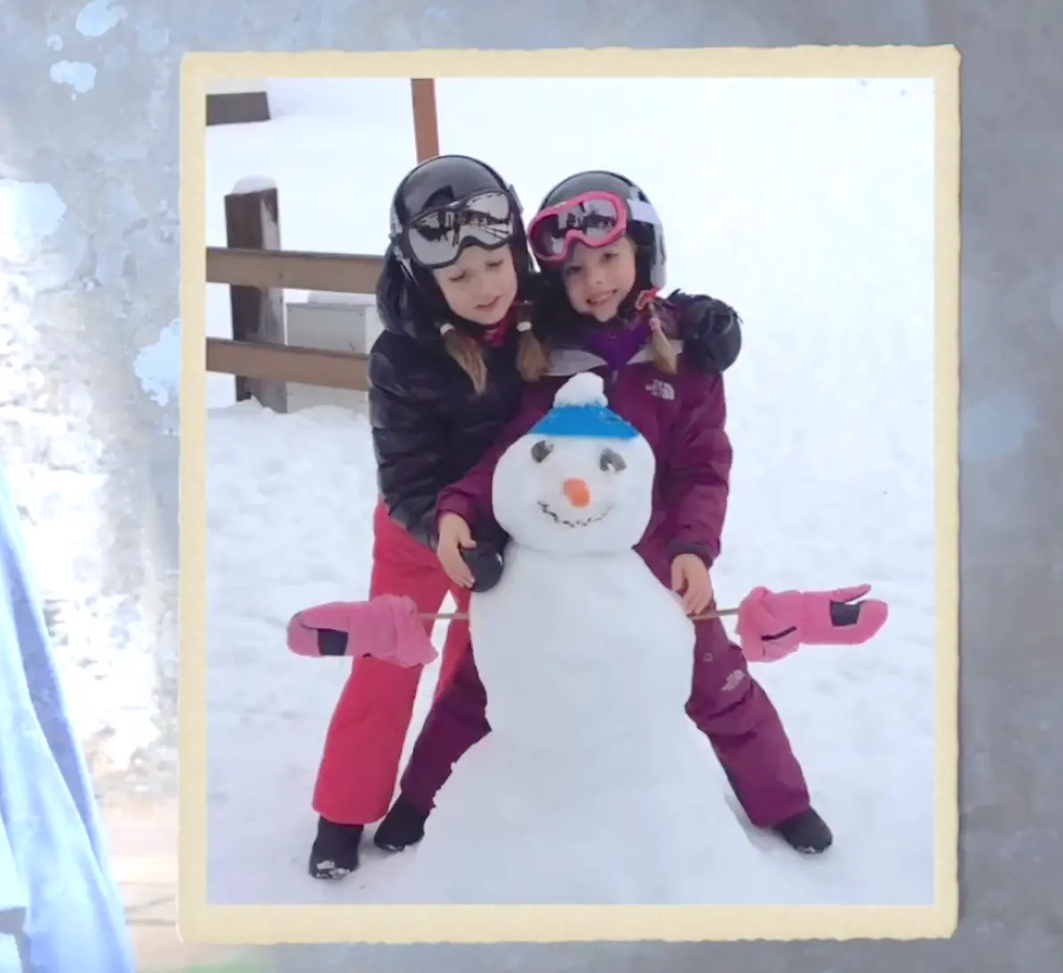La princesa Leonor y la infanta Sofía con un muñeco de nieve