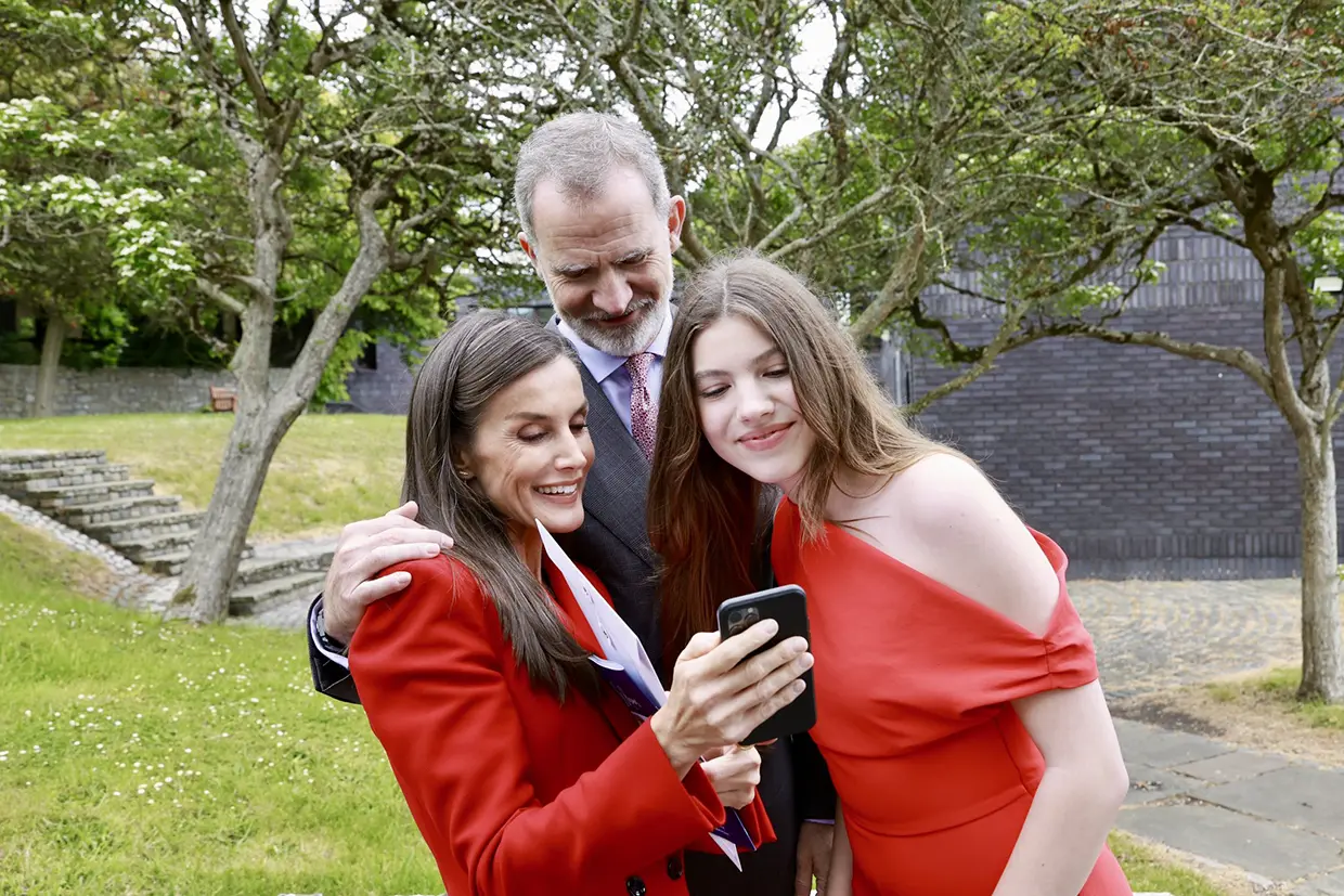 LEONOR ESTUVO "PRESENTE". La heredera, que se encuentra a bordo del Elcano, envió un vídeo a su hermana en el día de su graduación.