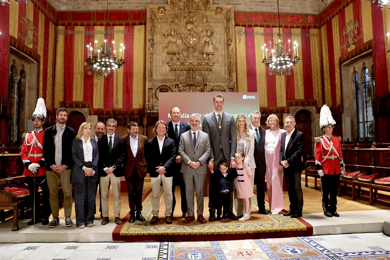 Pau, con sus padres, su esposa, sus hijos y el alcalde de Barcelona tras recibir la Medalla de Oro de la Ciudad.