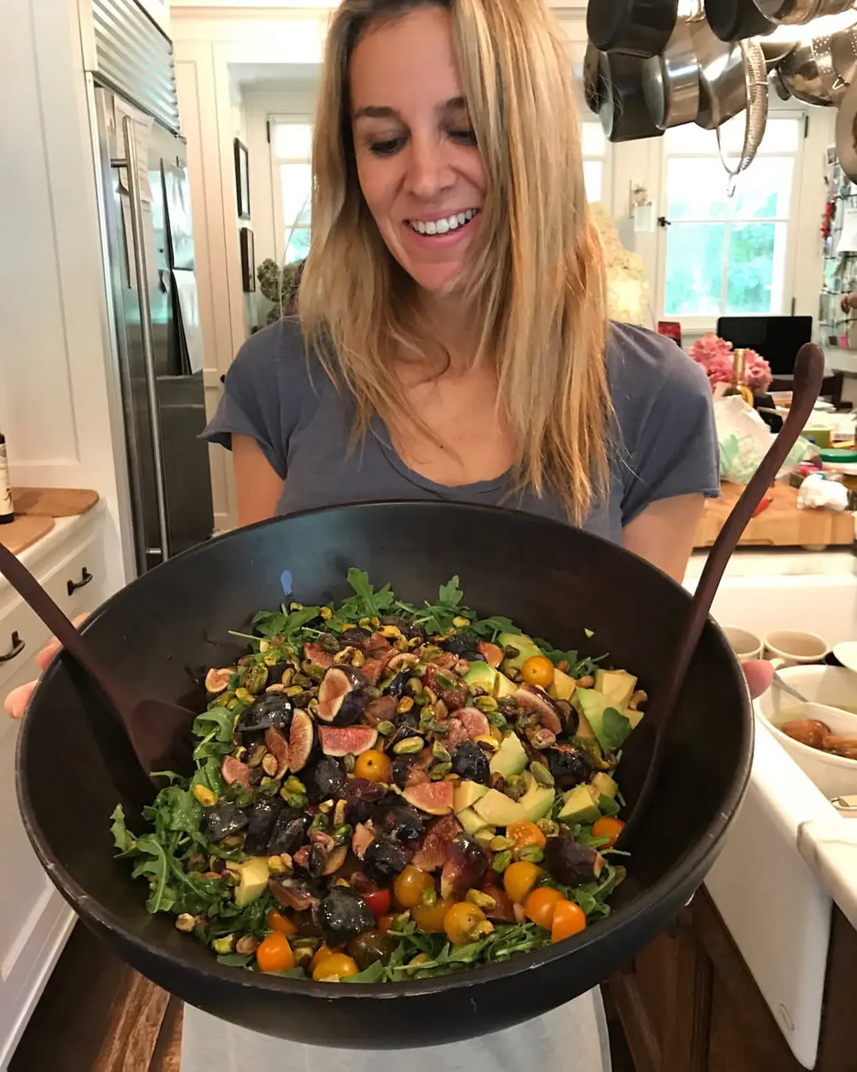 Alejandra Gere mostrando un plato que ha cocinado