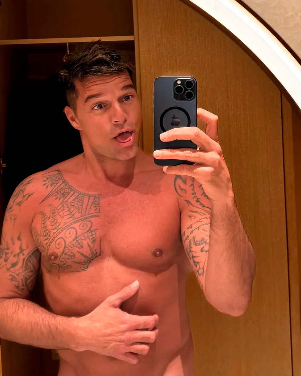 Ricky Martin tomándose un selfie desnudo delante del espejo
