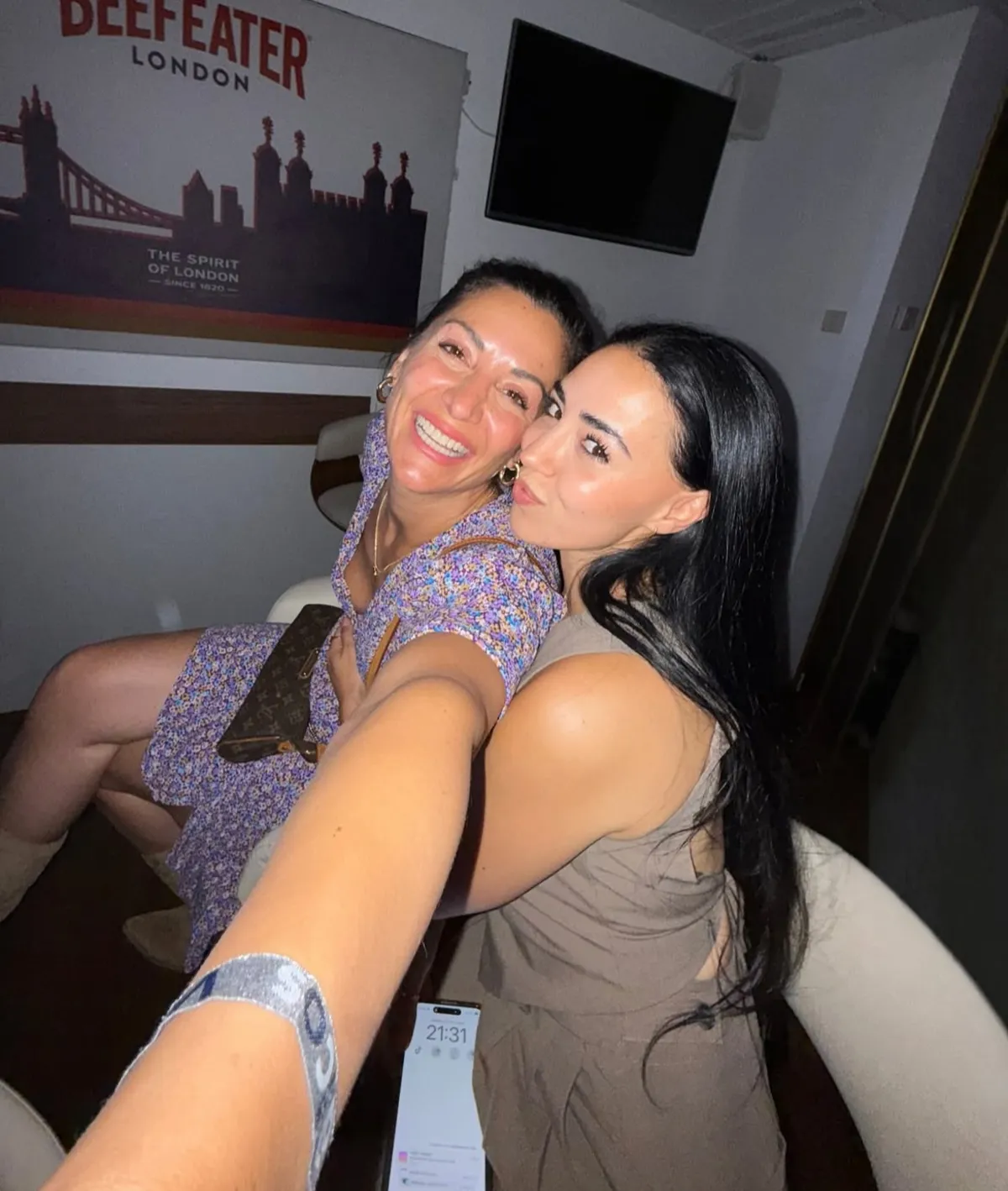 Nagore Robles con su novia, Carla Flila