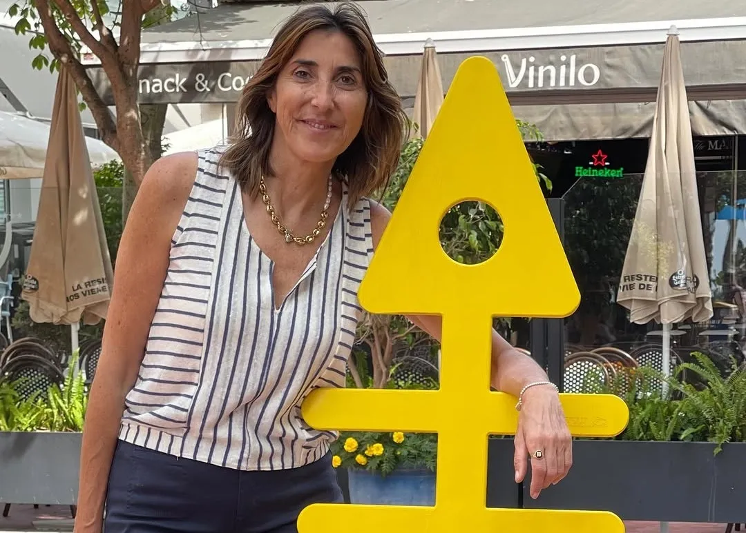 Paz Padilla con el símbolo de la raspa de su marca Nonina