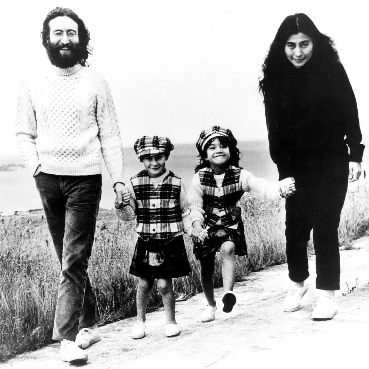 Yoko Ono con John Lennon y sus hijos