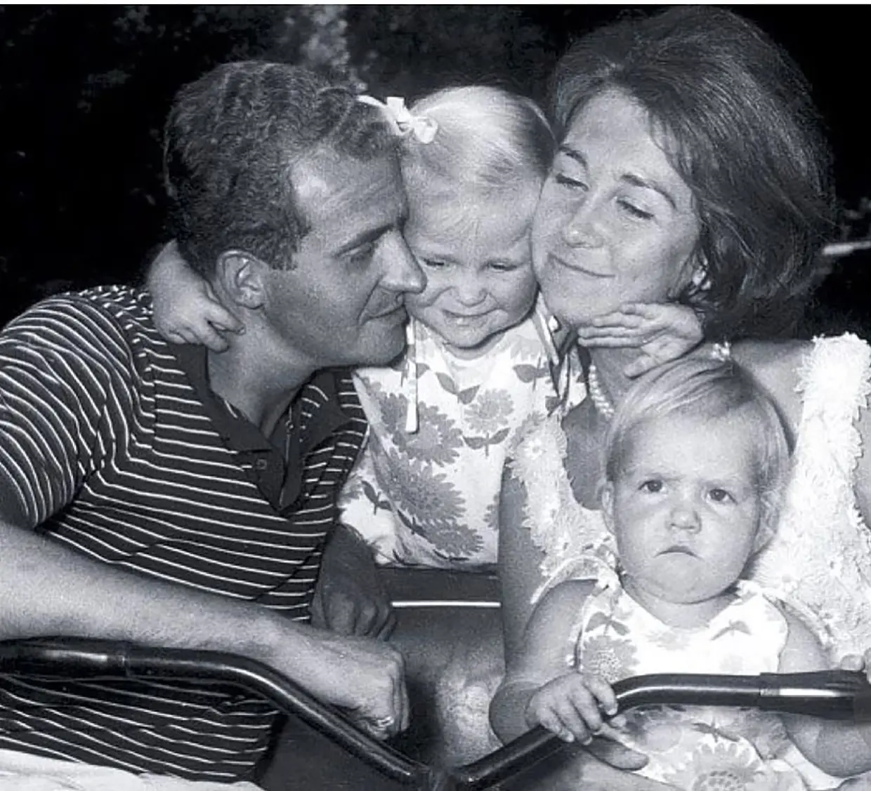 Infanta Cristina con 1 año de edad acompañada de sus padres Juan Carlos I y Sofía y su hermana la infanta Elena.