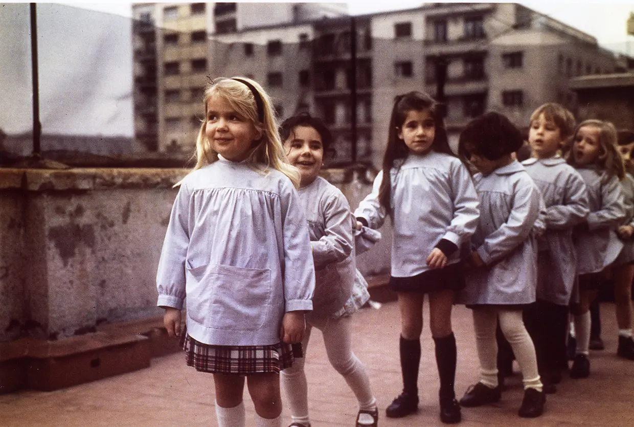 La infanta Cristina con otras niñas y con 4 años en el colegio