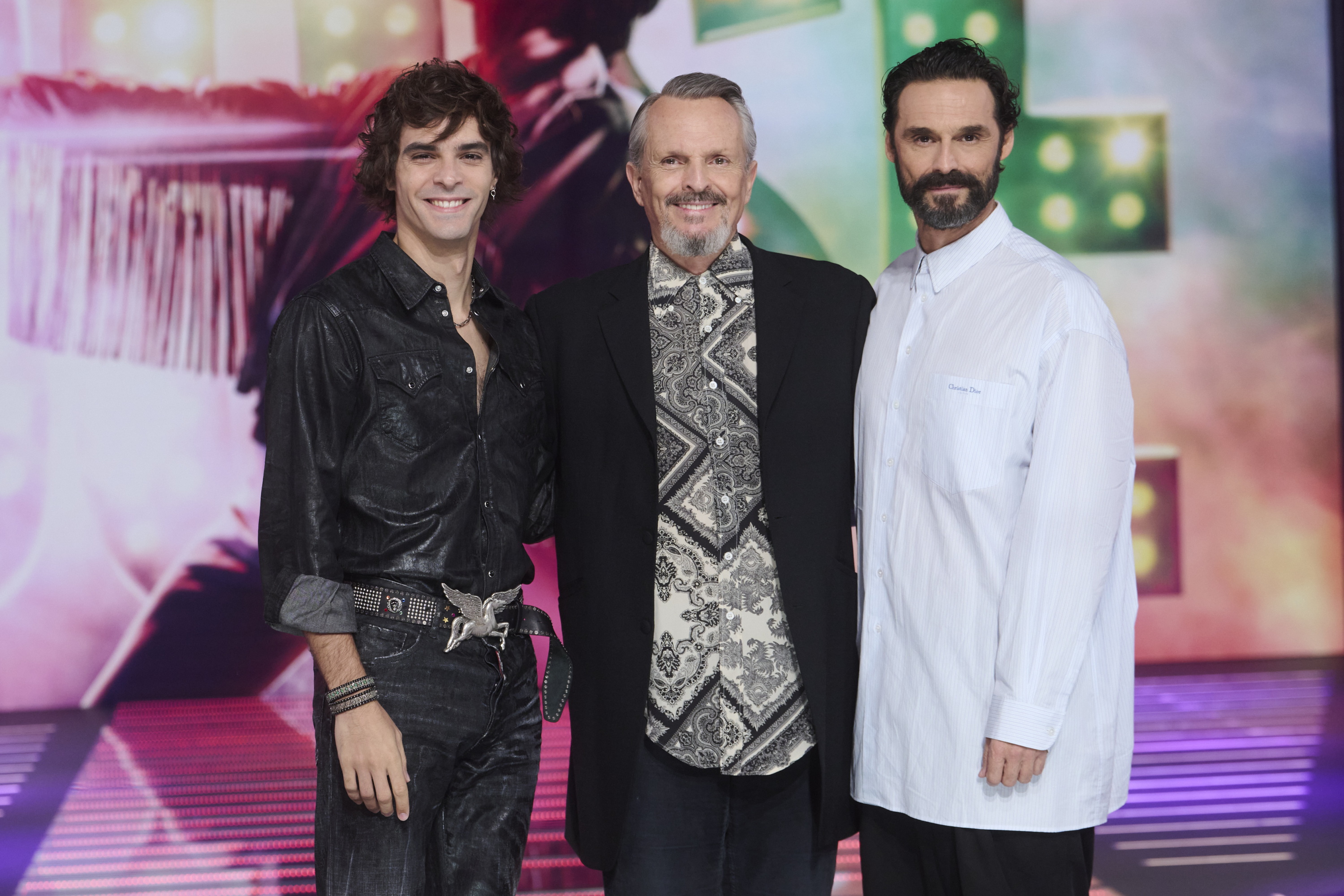 Miguel Bosé con José Pastor (izq.) e Iván Sánchez (dcha.), los actores que le interpretaron en la serie sobre su vida.