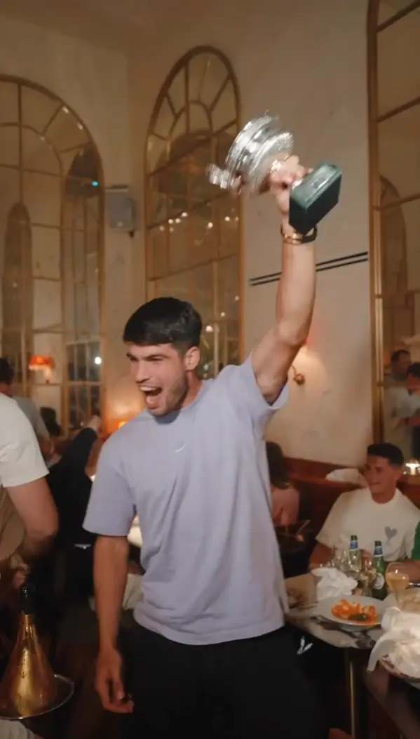 Alcaraz celebrando su título