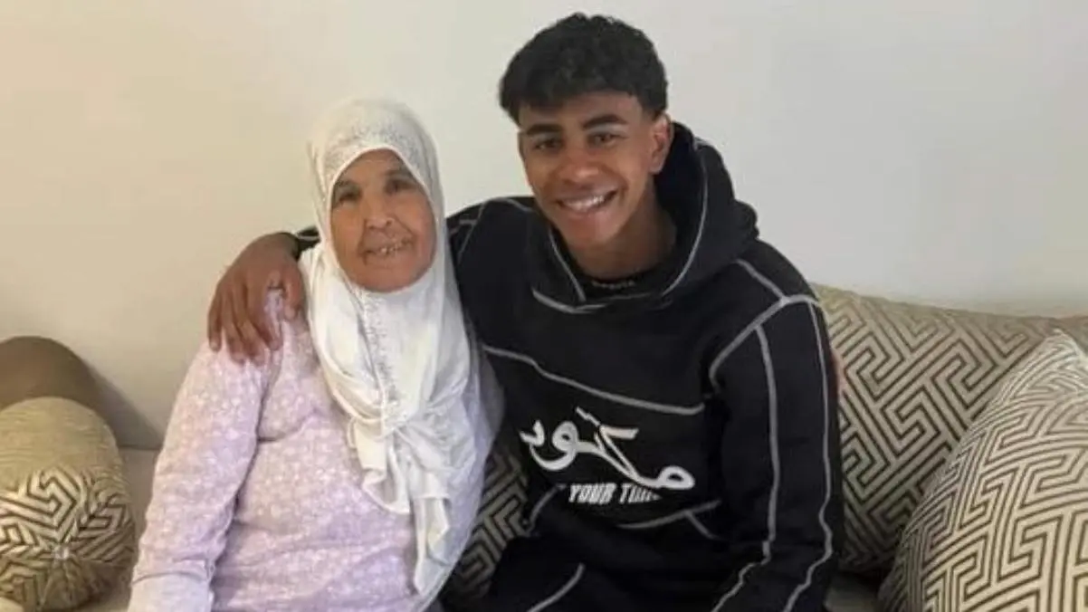 Lamine Yamal con su abuela 2