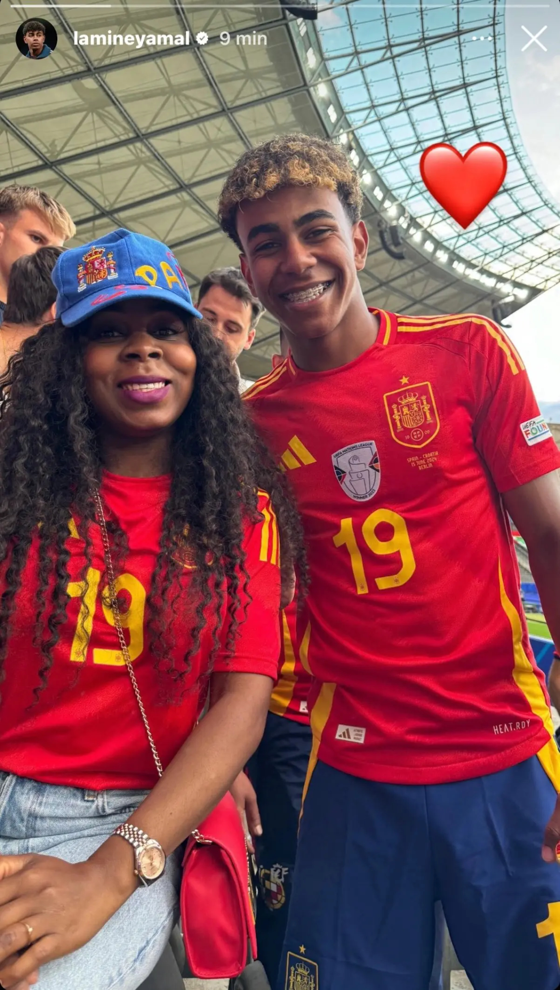 Lamine Yamal con su madre