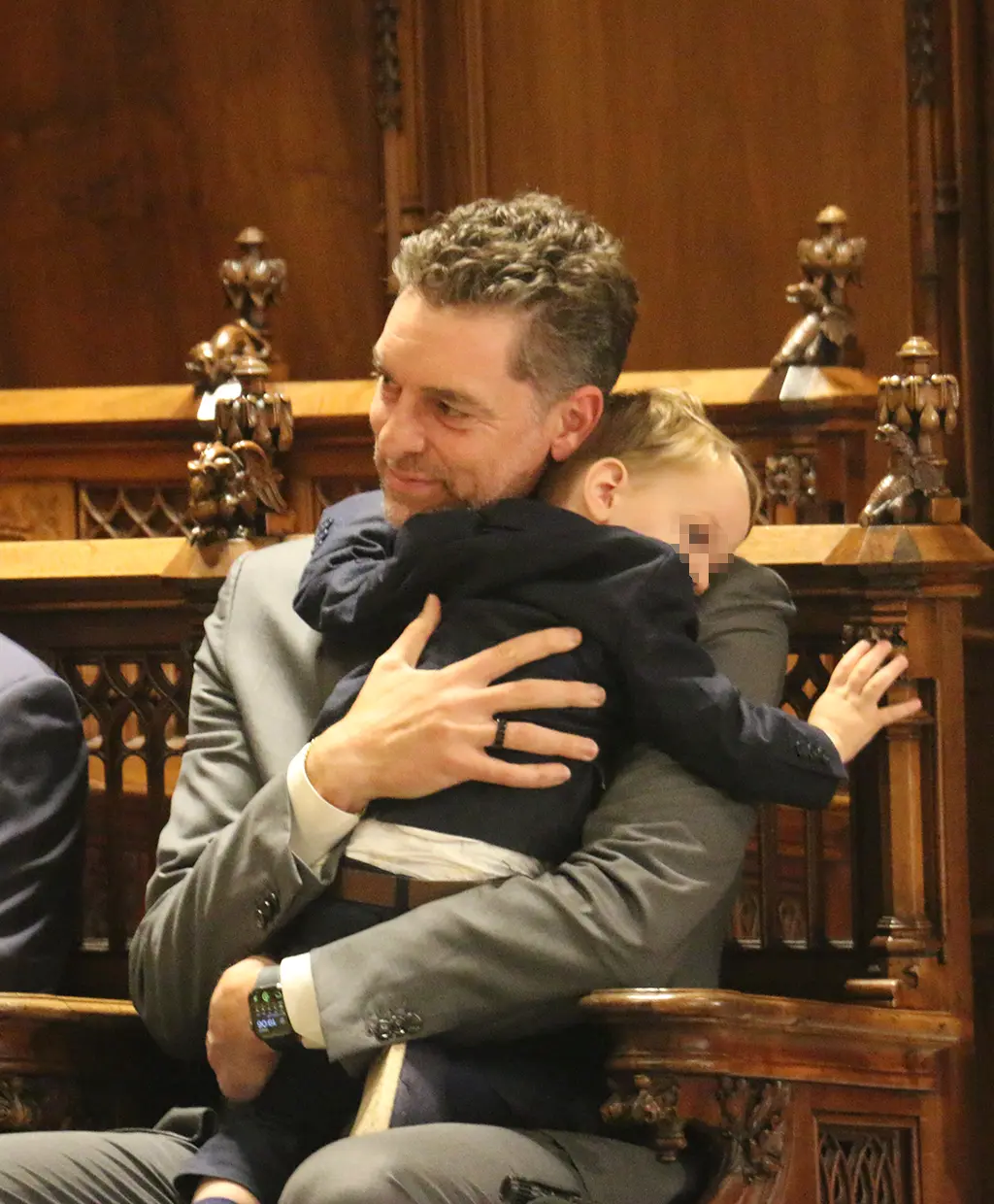 Pau Gasol abrazando a su hijo.