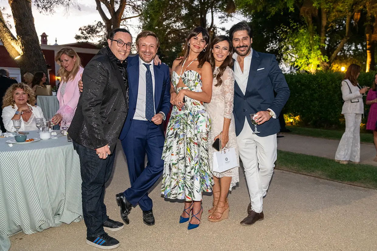 Juan Peña con María José Suárez y otros invitados a la comunión de su hijo.