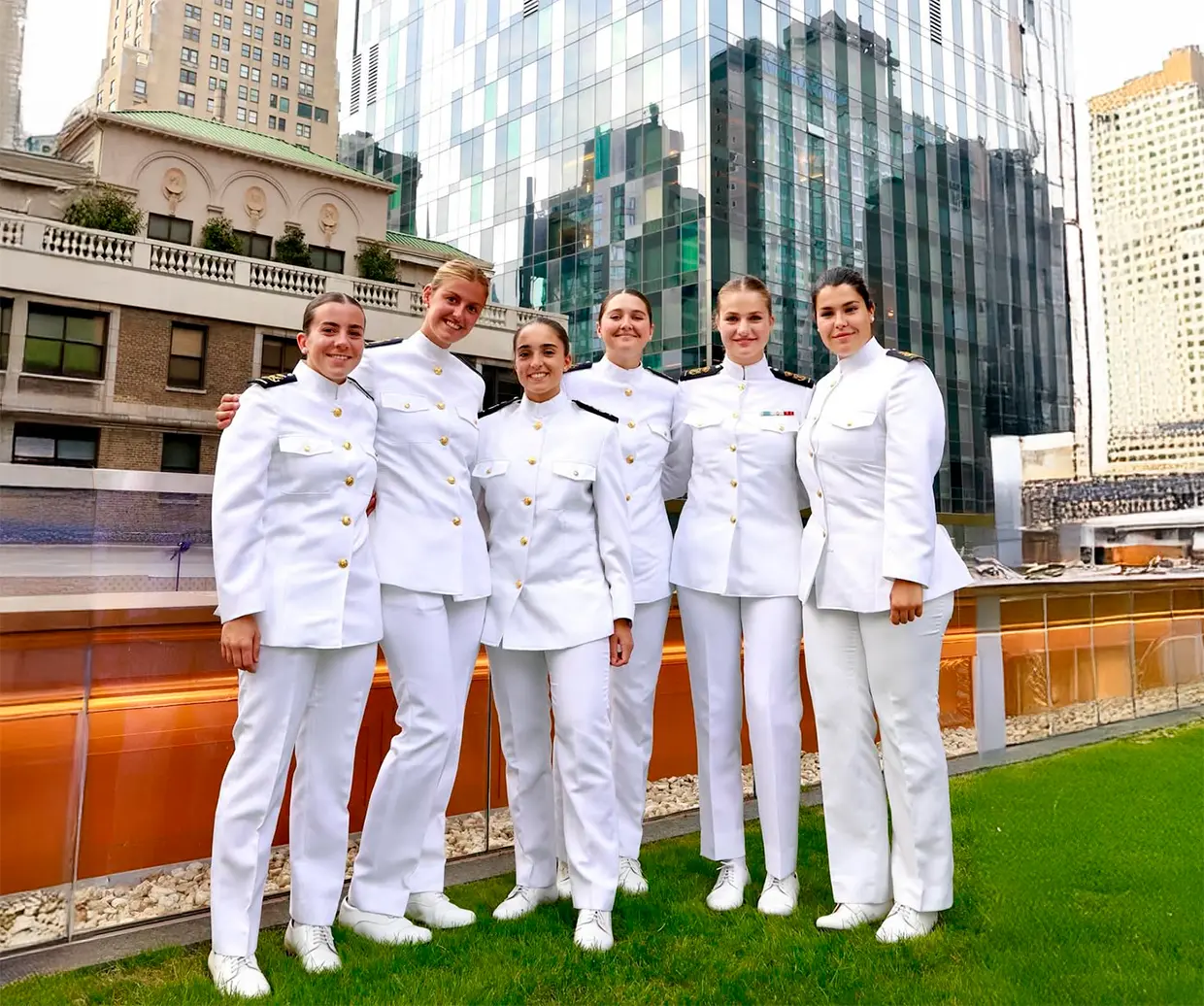 La princesa de Asturias, Leonor, con sus compañeras del Elcano durante su estanca en Nueva York.