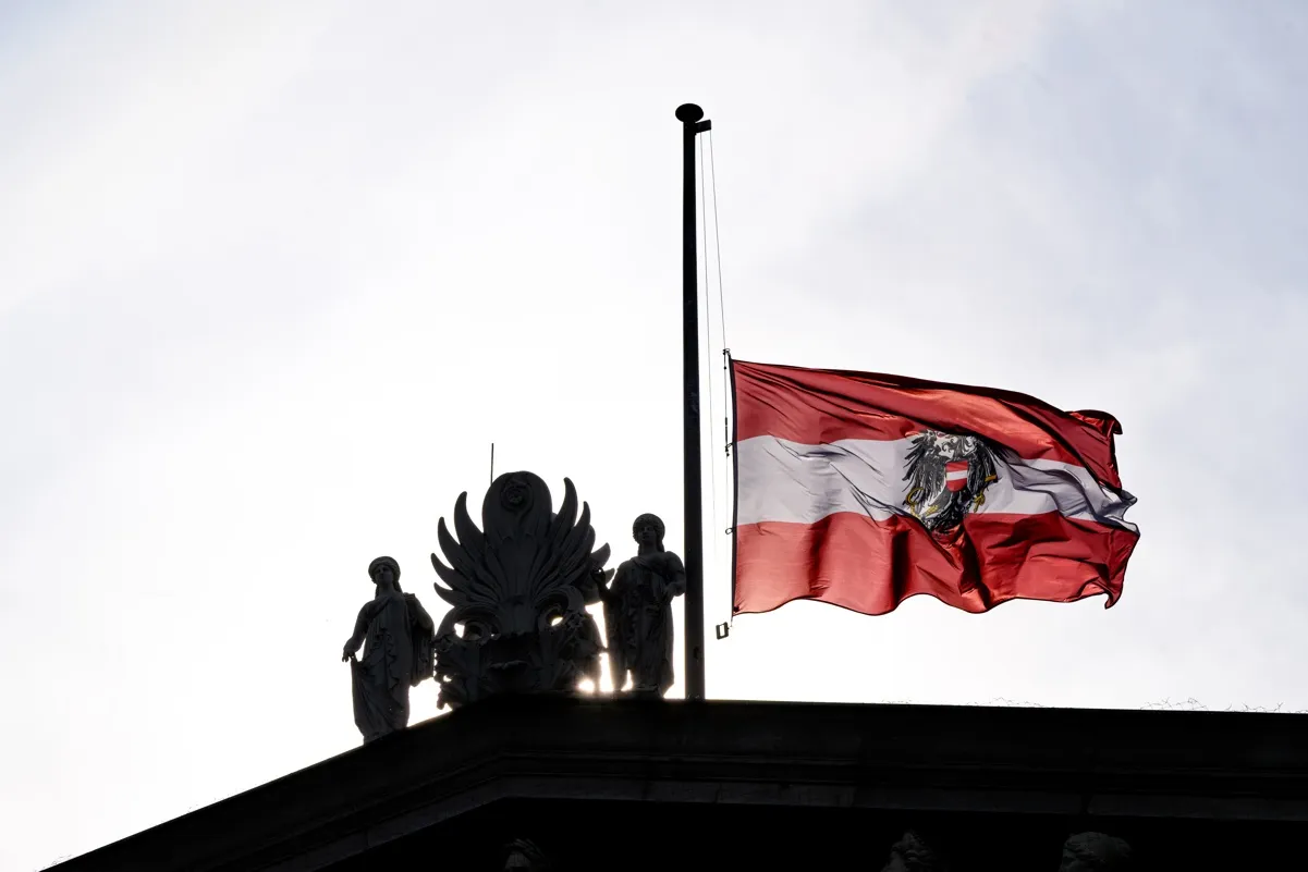 El parlamento de Austria con la bandera a media asta.