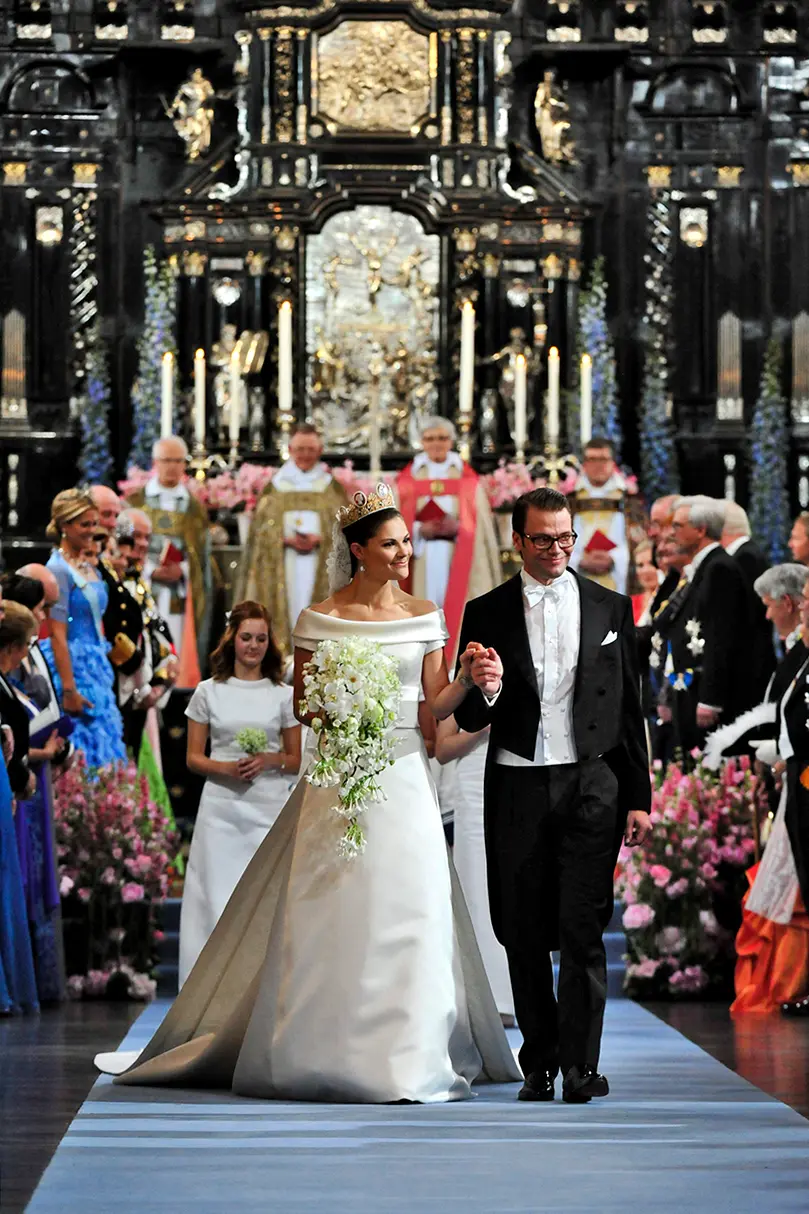 Victoria y Daniel de Suecia en la iglesia en el dia de su boda.