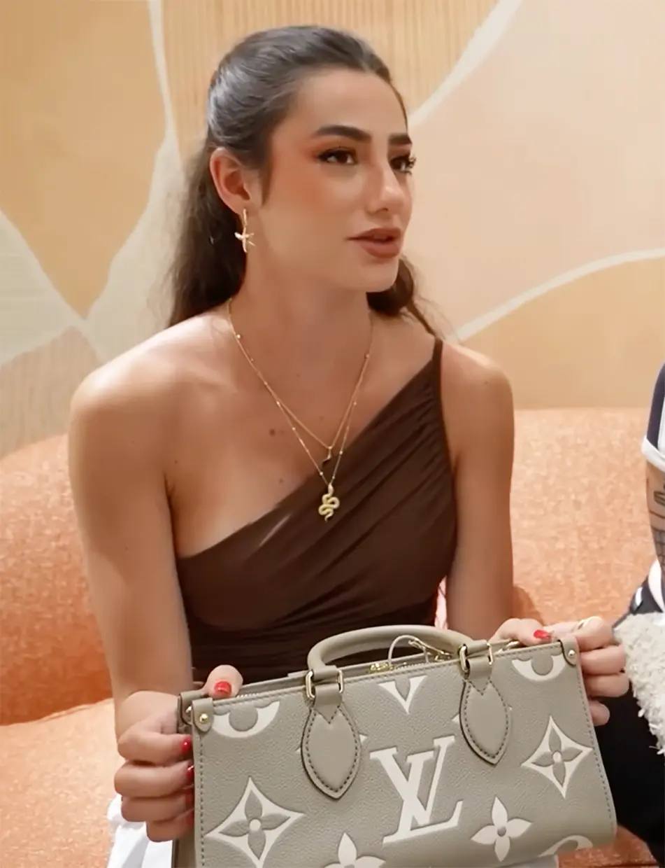 Lola Lolita durante el polémico vídeo con el susodicho bolso de Louis Vuitton.