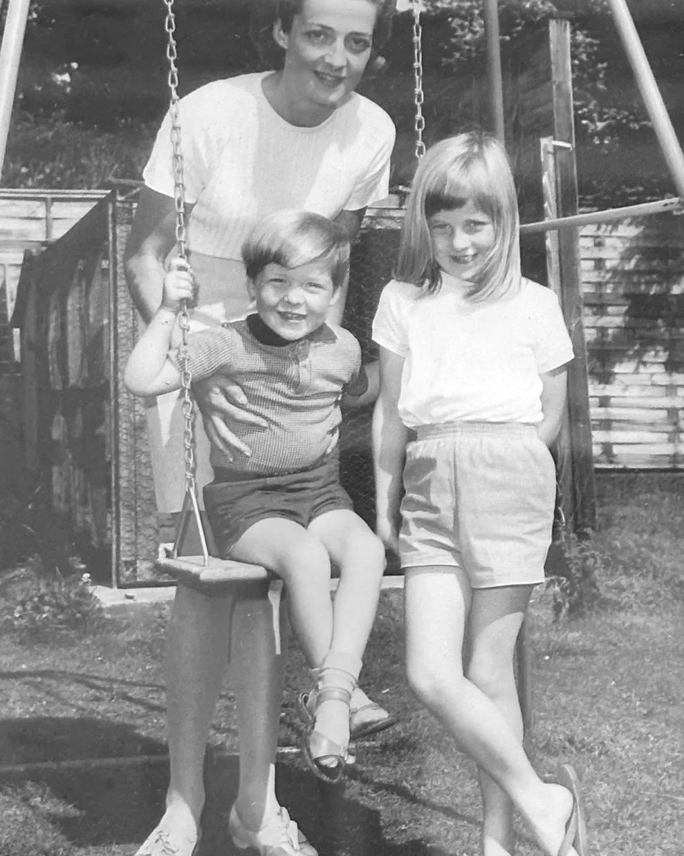 Frances Shand Kydd con sus hijos Charles y Diana, de niños.