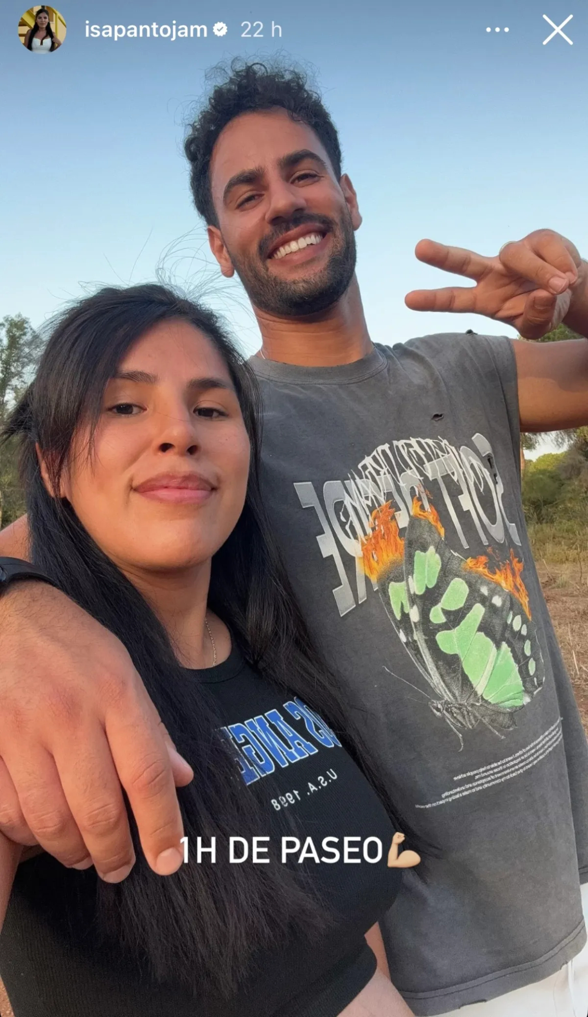 Isa y Asraf paseando por el campo