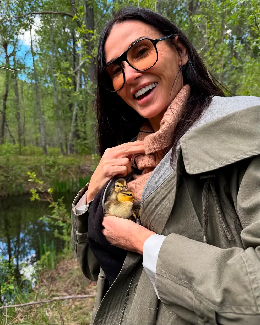 Demi Moore cuidando de unos patitos.