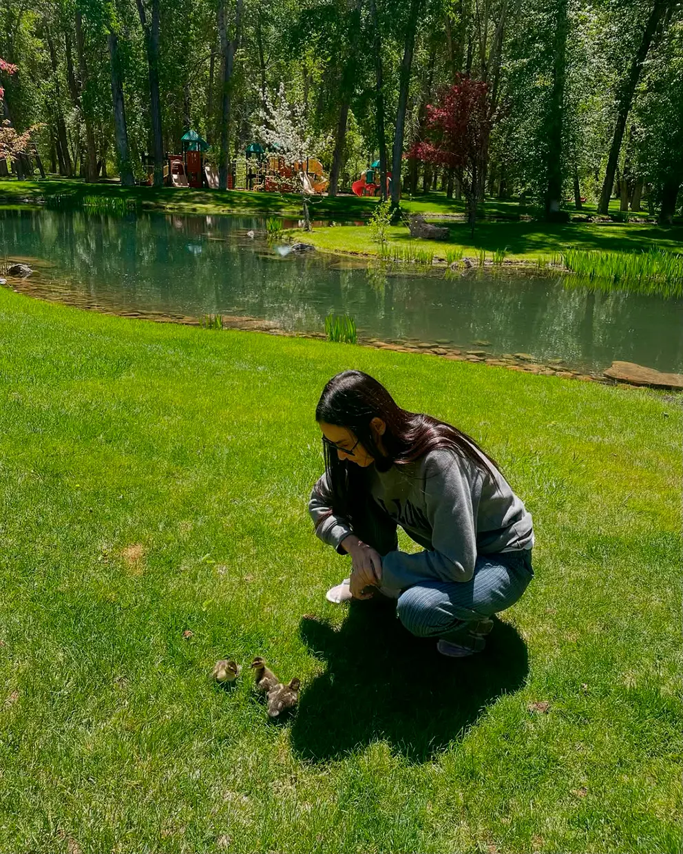 Demi Moore observando a unos patitos en su jardín.