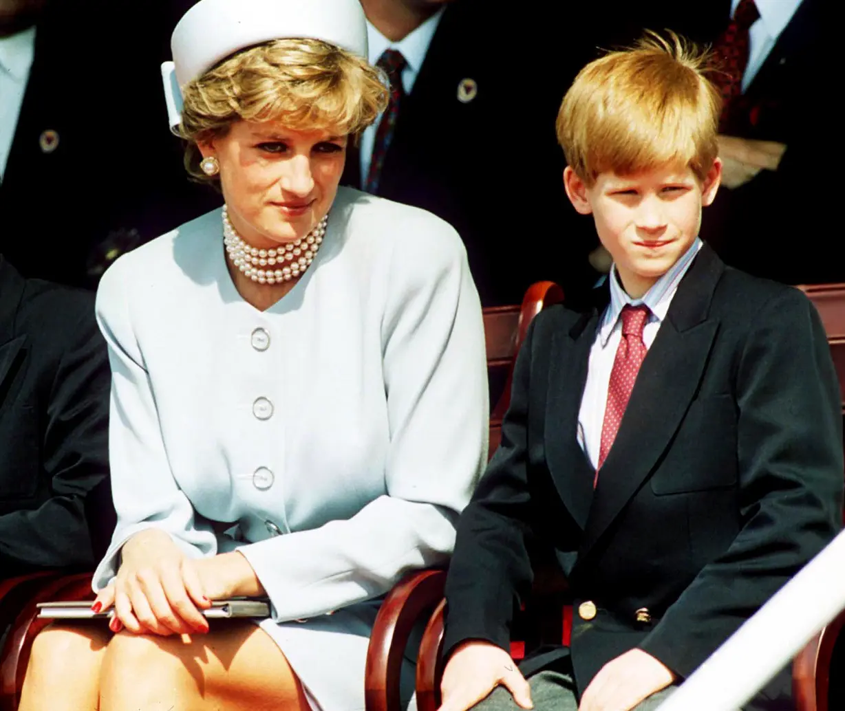 Lady Di y el Príncipe Harry cuando éste era un niño.