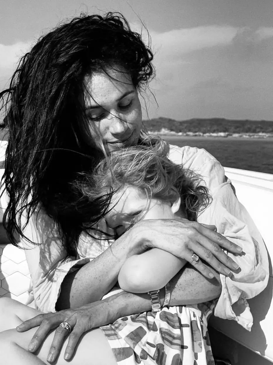 Meghan Markle abrazando a su hija Lilibet