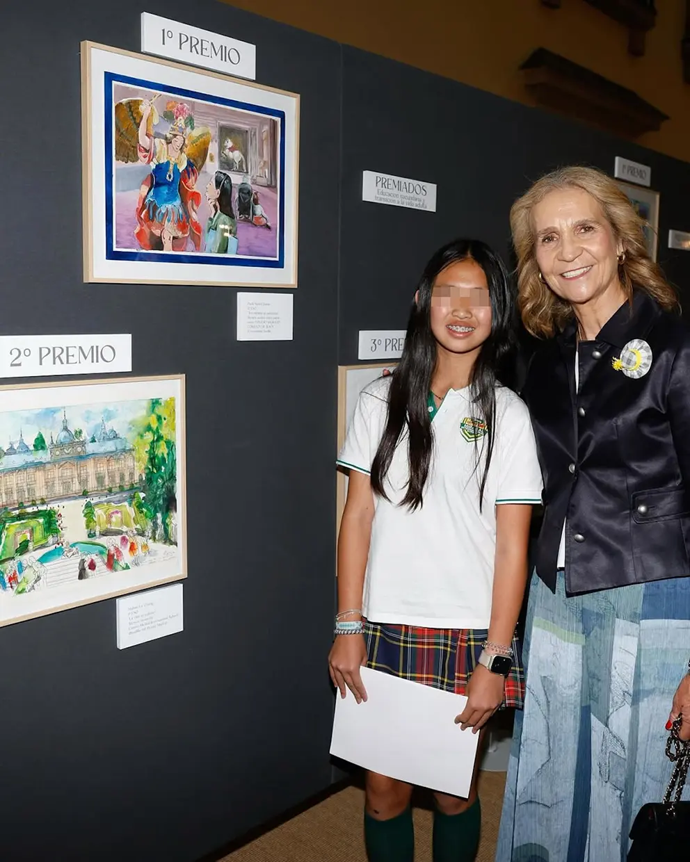 La Infanta Elena junto a una niña premiada por una de sus pinturas.