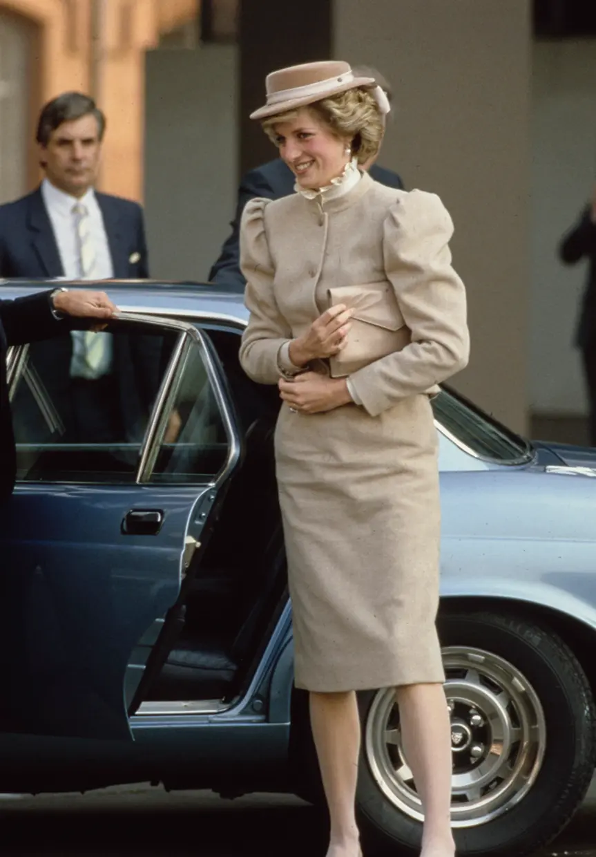 Lady Di con un conjunto color beige