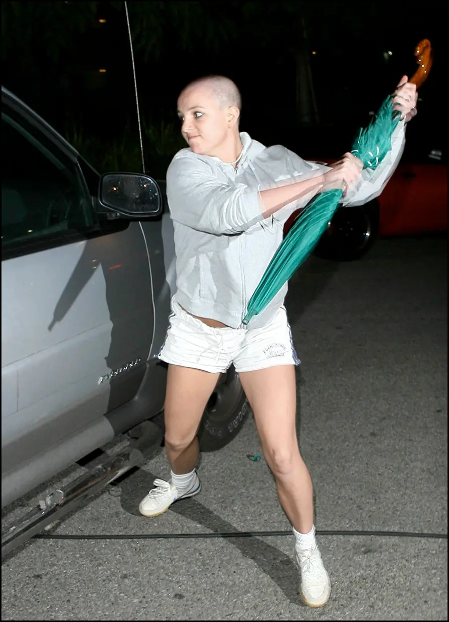Britney Spears atacando un coche con un paraguas.