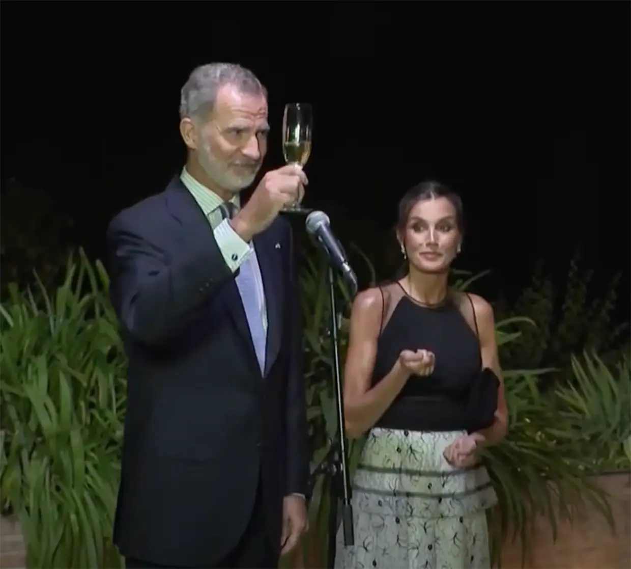Felipe y Letizia brindando sin copa