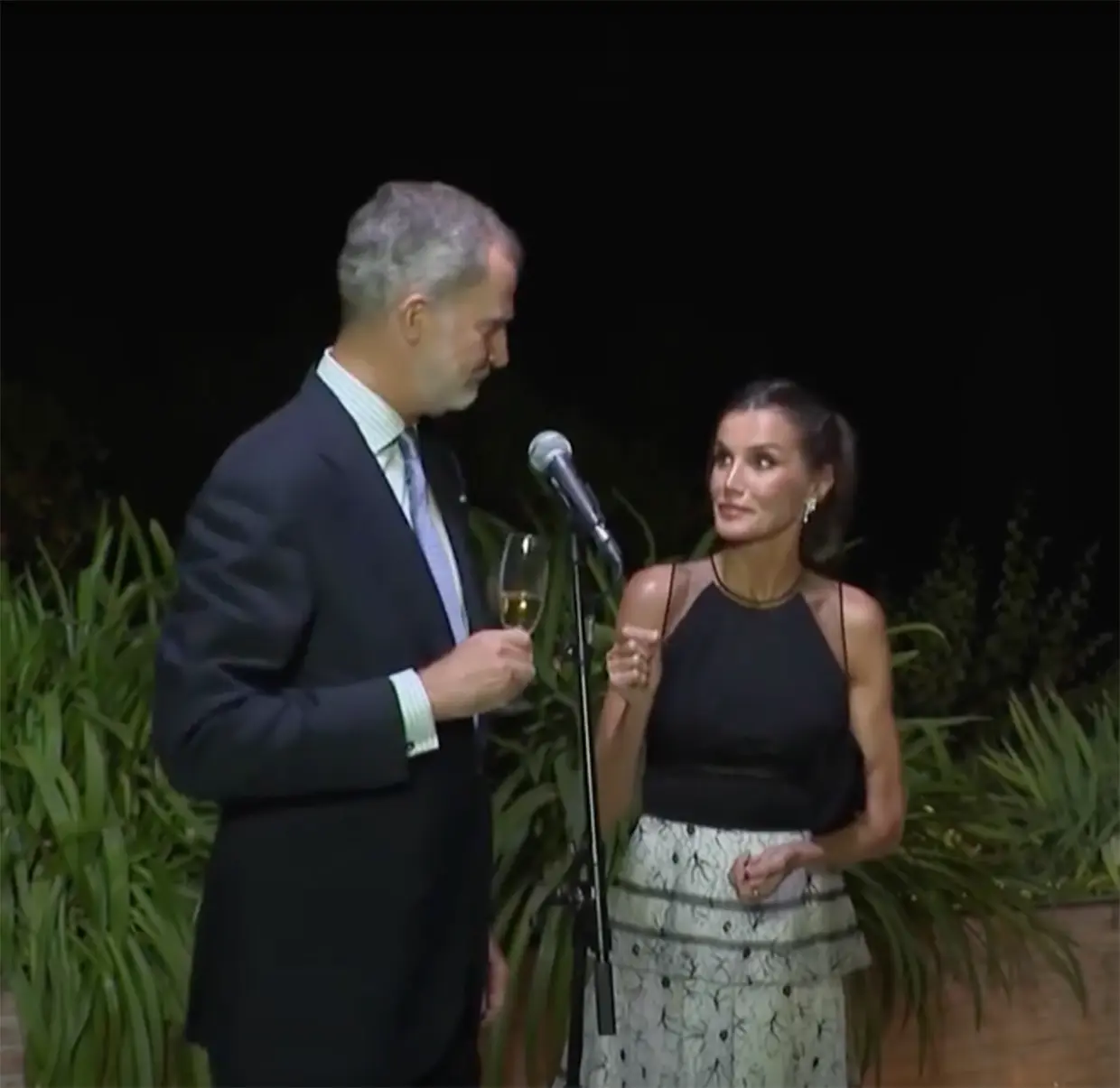 Felipe y Letizia brindando sin copa