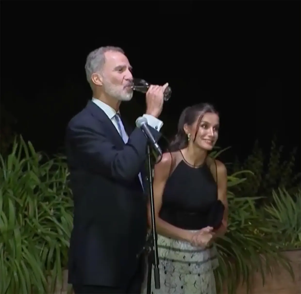 Felipe y Letizia brindando sin copa