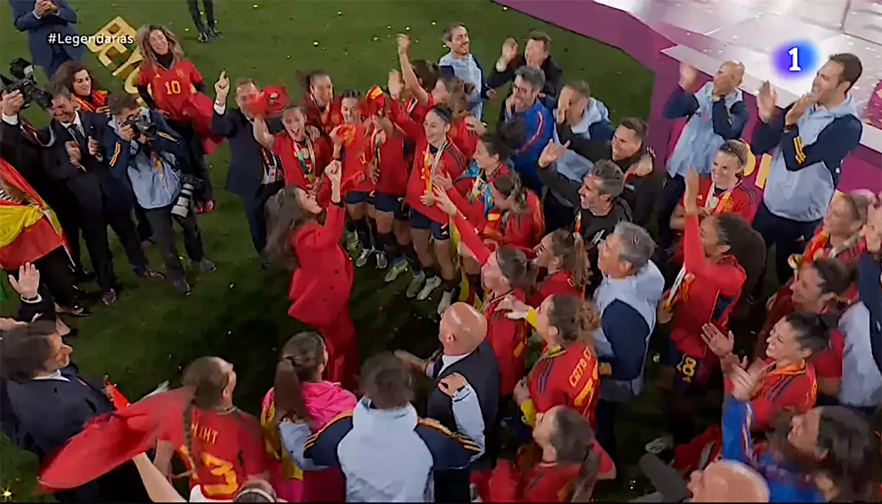 Letizia celebrando la victoria de la selección española de fútbol.
