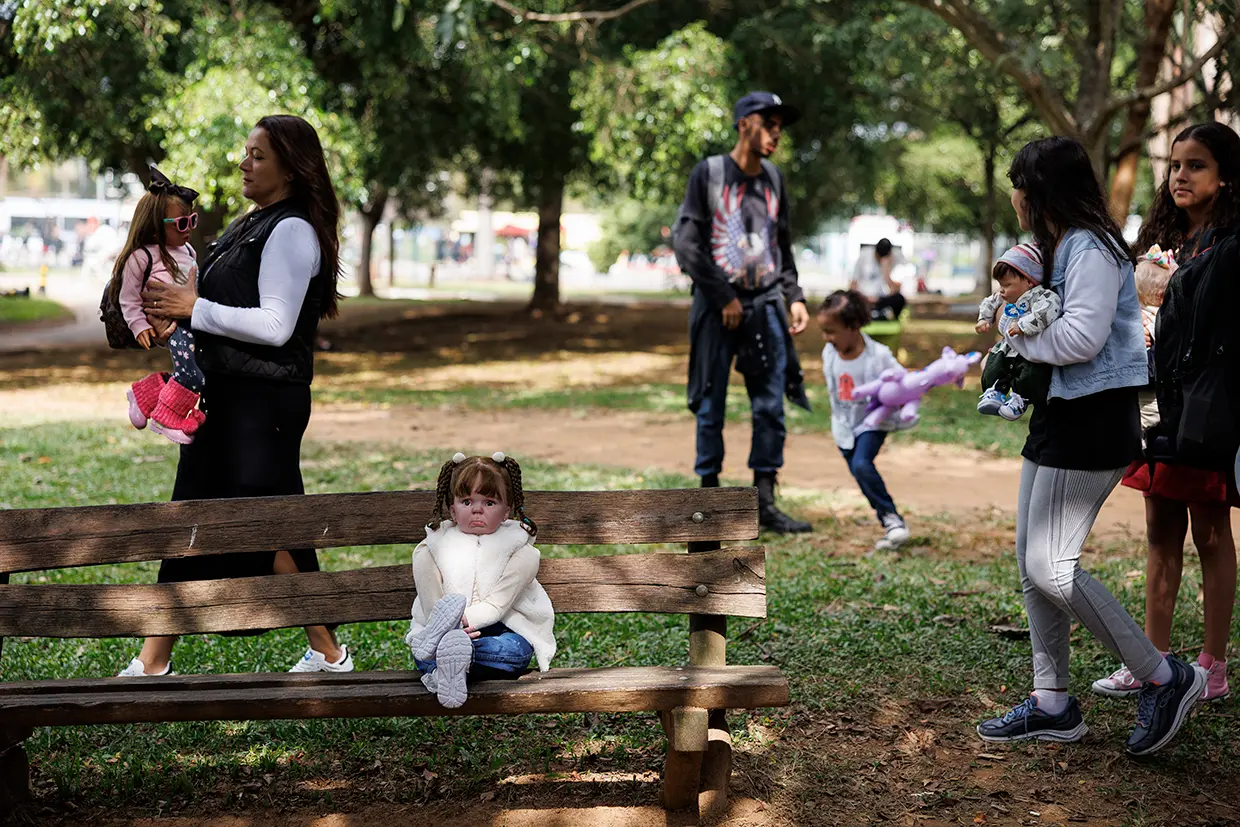Madres en un parque con sus muñecos reborn
