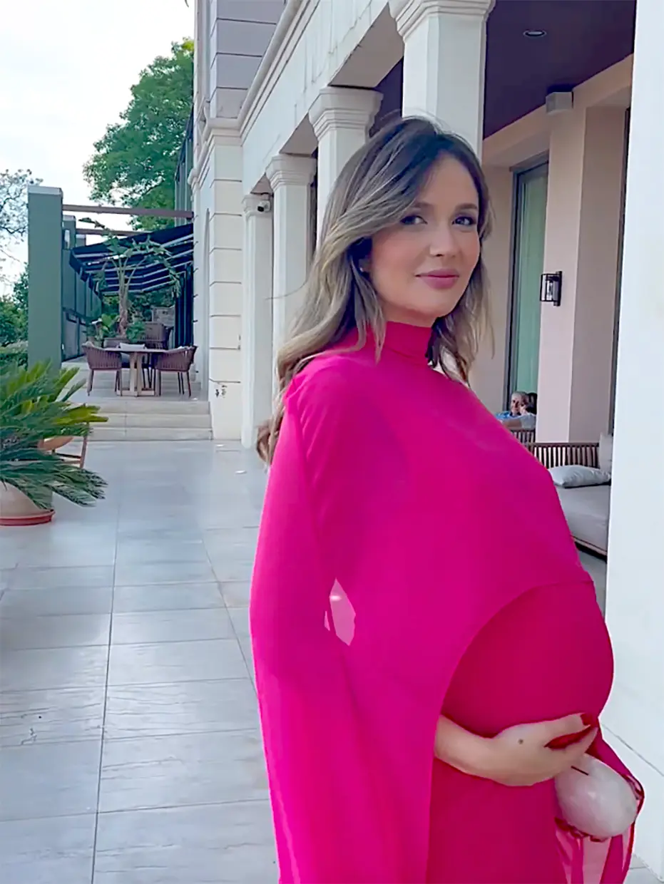Rebecca Lima embarazada en un evento.