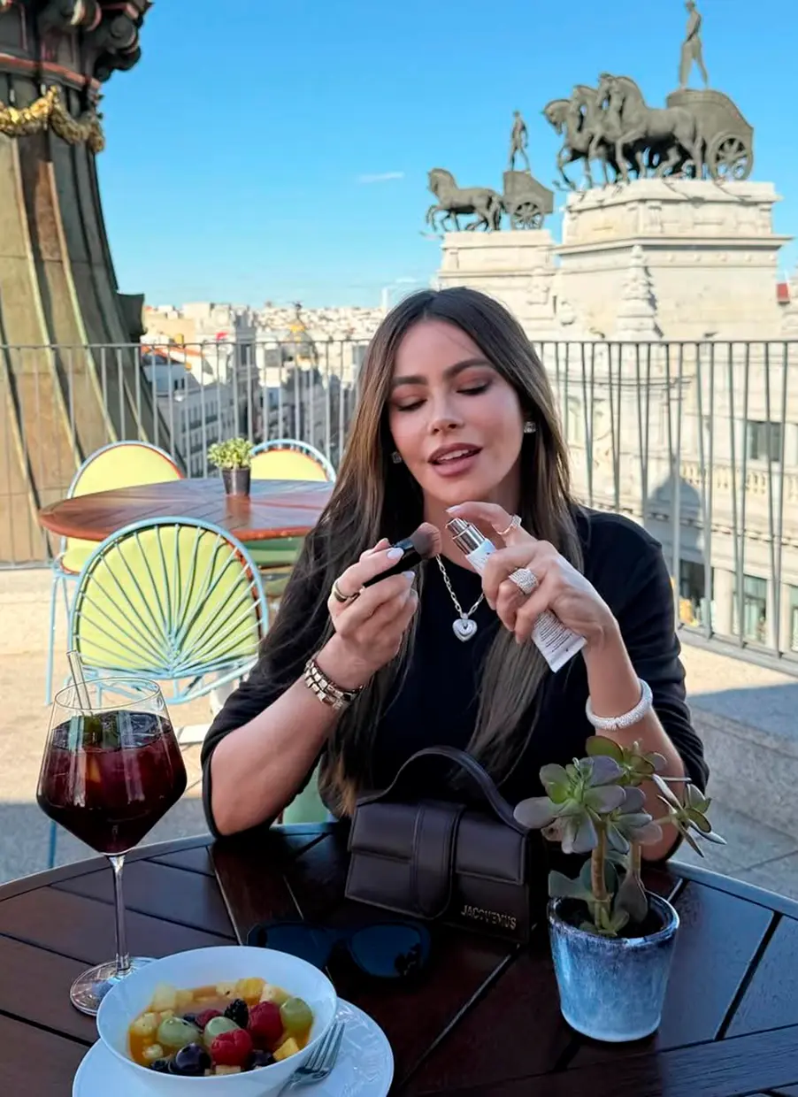 Sofía Vergara maquillándose en la terraza de un hotel de Madrid.