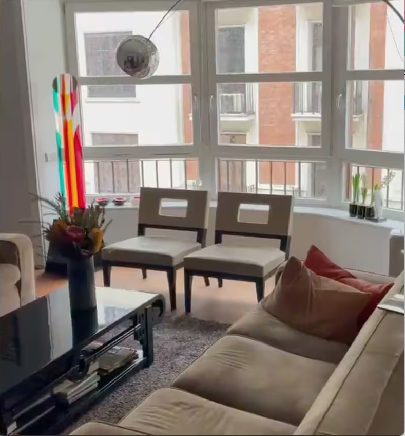 Así es el piso de Boris Izaguirre: muy chic y lleno de color
